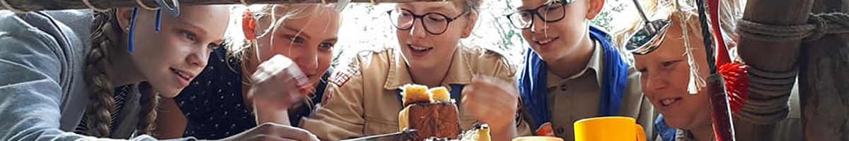 Scouts-spelletjes-zomerkamp-heel-Smeerling-bakt.jpg